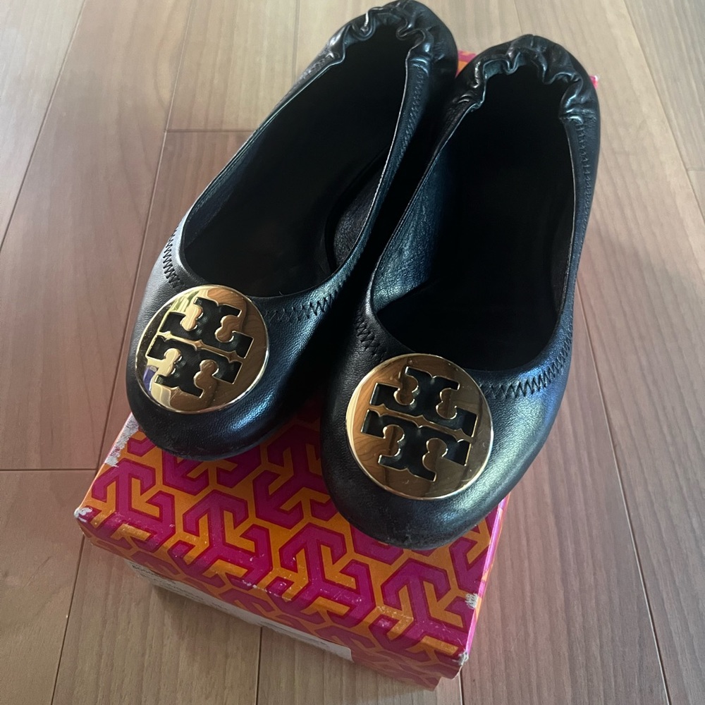 Gently worn Tory Burch black and gold classic flats! Size 7